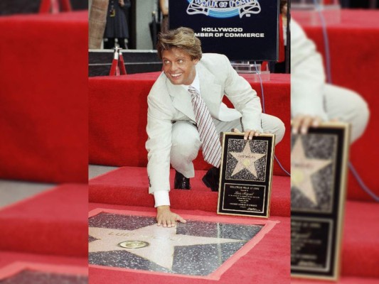 Luis Miguel<br/>Como uno más de los grandes de la música, recibió en 1998 su estrella en el paseo de la fama. Posó con su mano sobre la placa, la otra sobre el suelo y una enorme sonrisa.<br/>