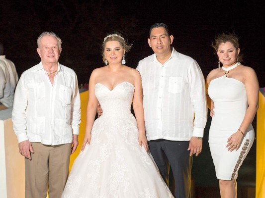 Albert García y Noren Caballero se casan en Roatán  