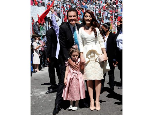 Salvador Nasralla con su esposa Iroshka Elvir y su hija
