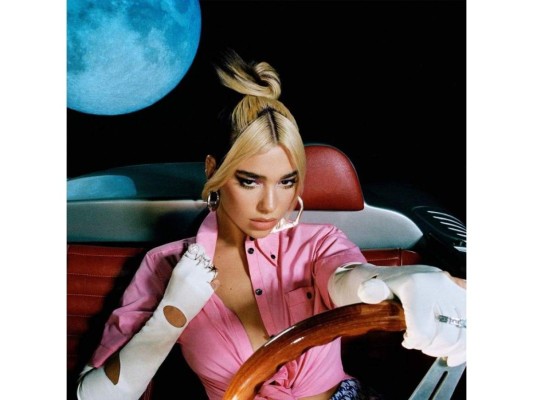 Dua Lipa - Future Nostalgia: Es el segundo álbum de la cantante británica. Fue lanzado el 27 de marzo del 2020 bajo el sello discográfico de Warner Records, además es un disco pop, electro y dance pop. Está inspirado en la música de los años 80s, 90s y 2000.