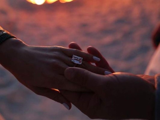 El anillo que la cantante recibió tiene un costo aproximado al millón de dólares, al parecer es un diamante con un corte esmeralda de alrededor de diez quilates el cual hoy se luce en el dedo anular de la cantante.