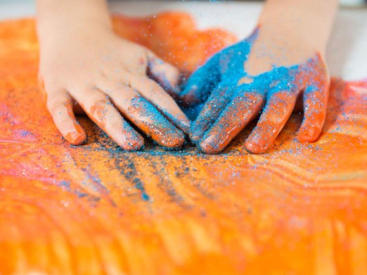 Child finger paints with glitter sand on his handshttp://2.bp.blogspot.com/-6uFsvUizzNg/T_85WkEZpeI/AAAAAAAABDs/ePjRC0VoP5M/s1600/kids.jpg