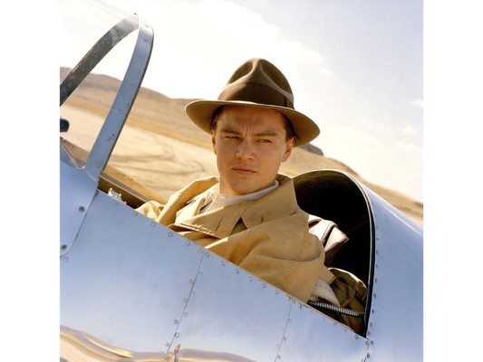 Howard Hughes, The Aviator (2004). La historia del polifacético Howard Hughes, un gran industrial y comerciante que desempeñó un importante papel por sus innovaciones en el mundo de la aviación, le ganó once nominaciones al filme dirigido por Martin Scorsese. Leonardo perdió la estatuilla que le fue entregada a Jamie Foxx por su papel en Ray.