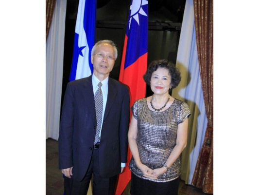 Marco Chan y Nancy Chien, del consulado de Taiwan en San Pedro Sula.