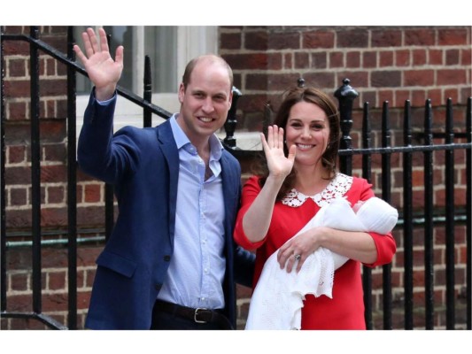 Kate Middleton y el príncipe William muestran a su tercer bebé