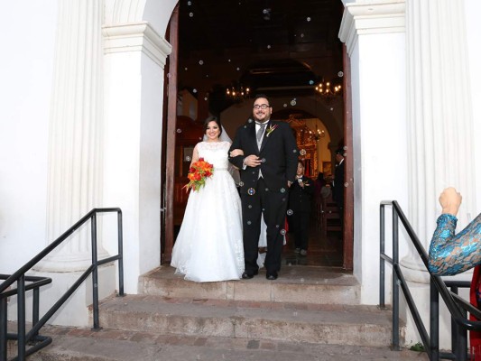 La feliz pareja en la igelsia Cristo de las Mercedes en Santa Lucía