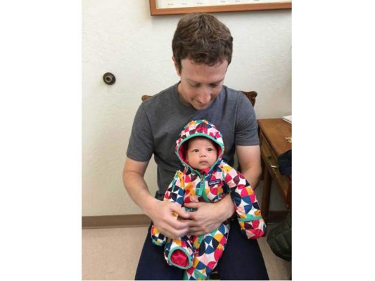 Enero 8, 2015. Mark Zuckerberg comparte una imagen donde sostiene a su hija Maxima durante la visita por vacunas al pediatra.