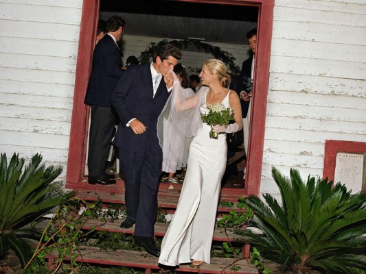 Fue un verdadero playboy, en 1996 rompió muchos corazones al casarse con Carolyn Bessette, quien trabajaba en el mundo de la moda y con quien tuvo un compromiso secreto por un año. <br/>