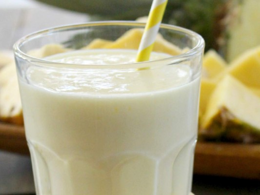 Smoothie de piña y yogurt<br/>Para la cena<br/><br/>1 taza de piña congelada<br/>1 banano congelado <br/>3/4 de taza de leche descremada<br/>1/2 taza de yogurt descremado de vainilla o fresa<br/>1/2 taza de jugo de naranja natural<br/>1 1/2 taza de crema de coco sin azúcar<br/>4 sobres de Splenda<br/><br/>Mezcla todos los ingredientes en la licuadora hasta que esté todo bien combinado y sirve. <br/><br/>