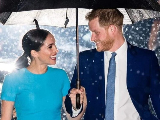 ''Nunca busqué a mi esposo en el internet''<br/>En los primeros momentos de la exclusiva Meghan afirmó no haber buscado información sobre el príncipe Harry en internet. ''Entré ingenuamente'', expresó Markle, refiriéndose a la Familia Real. A su vez, agregó que no hizo búsqueda porque el duque le daba todo lo que debía saber.