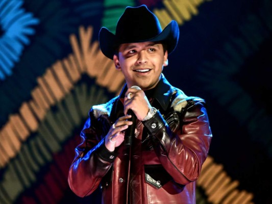 El joven de origen mexicano se destacó desde una edad muy temprana, pues hay quienes aseguran que Christian Nodal brillaba desde pequeño. A su corta edad es inimaginable que ya haya participado en grandes eventos internacionales y hasta ganado premios de renombre como los Grammy Latino. Esta galería nos enseña que Nodal va para más.