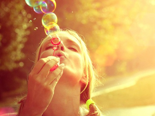 7. Aprender a ser más feliz con tu vida. Deja de suspirar por lo que tienen o cómo lucen o viven los demás, enfócate en lo que tú tienes y agradece por ello. No te compares con nadie, vuelve tu mirada hacia tu propia vida, tus talentos, logros y proyectos. Encuentra alegría en las cosas pequeñas y dis-fruta al máximo cada momento.