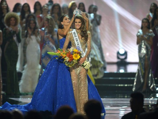 Finalmente el jurado decidió que Iris Mittenaere Duart fuera coronada por Pía Wurtzbach como su sucesora