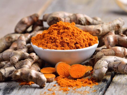 Cúrcuma. Denominadas las especias con las propiedades milagrosas, beneficiosas como un digestivo, gracias a sus propiedades que estimulan las secreciones de jugo gástrico y pancreático y de excelente ayuda para la gastritis crónica o inapetencia. Según el portal mejorconsalud.com 500 miligramos en polvo cuatro veces al día en tus comidas harán cambios en tu organismo que ni te imaginas