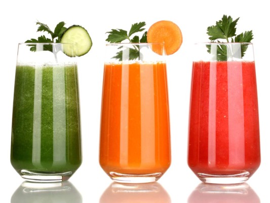 Belleza líquida<br/>Desintoxícate<br/>Ricos en vitaminas, los zumos y jugos naturales tienen un poder antioxidante y diurético. Para una piel radiante te recomendamos uno de piña, hojas de menta fresca y jengibre. Prueba también una mezcla de kiwi y pomelos para depurar la piel.