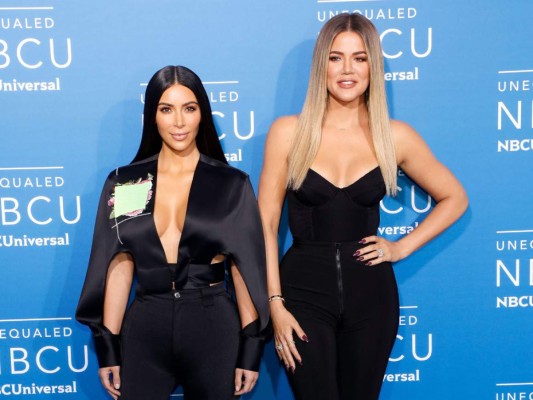 Kim y Khloé Kardashian<br/>Ambas son hijas de Kris Jenner y Robert Kardashian, pero no pareciera porque sus atributos físicos son totalmente diferentes.