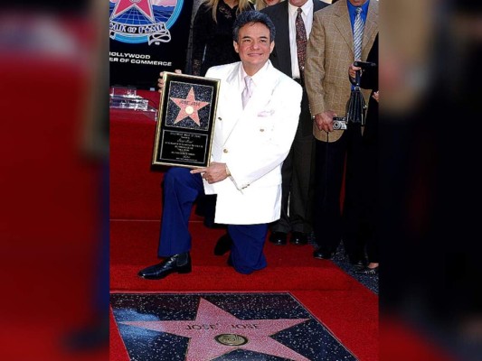 José José<br/>El Príncipe de la Canción también tiene su lugar en el monumento de Hollywood. En 2004 se le fue otorgada su estrella.<br/>