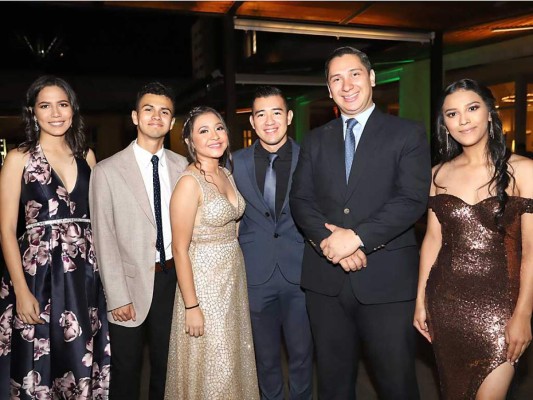 Al estilo Hollywood celebraron la graduación los seniors del San José del Carmen