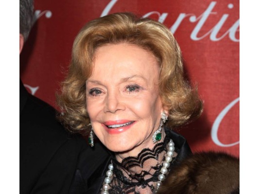 Barbara Marx Sinatra fue una modelo, socialite y showgirl estadounidense que estuvo casada con Zeppo Marx desde 1959 hasta 1973, y fue la cuarta y última esposa de Frank Sinatra desde 1976 hasta su muerte en 1998. La guapa Barbara falleció el 25 de julio de este año