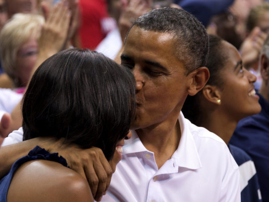 Polémica en EE UU por beso de los Obama