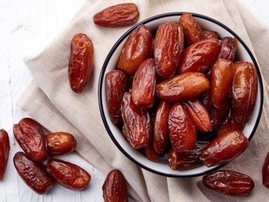Dátiles<br/>Los Dátiles tienen muchas vitaminas y minerales además de muchos otros nutrientes. Ahora bien, aportan unas 275 calorías por cada 100 gramos, esto nos indica que es una fruta bastante calórica, así que es mejor que no abuses de su consumo.<br/>