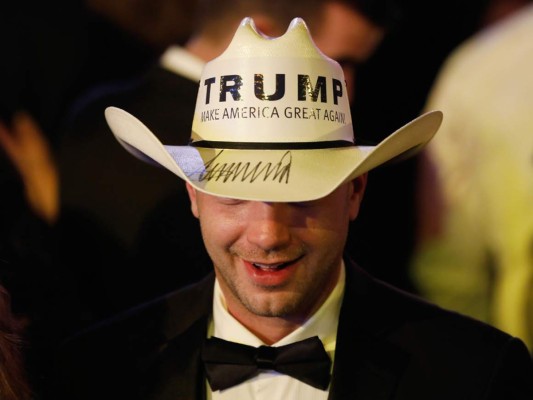 Un invitado asiste al Baile Inaugura