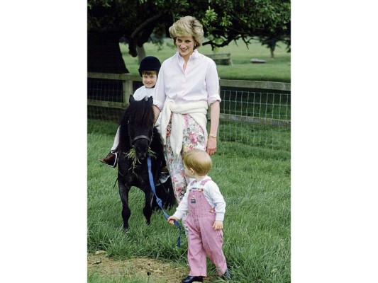 Diana ayuda a William a montar su pony