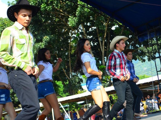 Academia Americana celebra Festival Folclórico Internacional