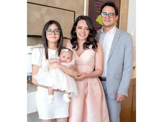 Aitana Valentina Galeano Matamoros fue bautizada en una íntima ceremonia familiar en la Basílica de Nuestra Señora de Suyapa. En la imagen la pequeña en una memorable imagen junto a su hermana Nicolle y sus padres, Alejandro y Fabiola