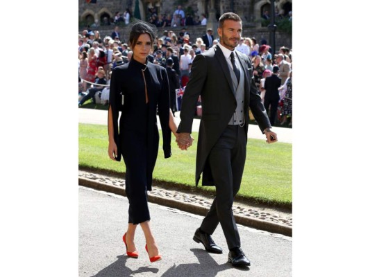 La pareja mejor vestida fue la de David y Victoria Beckham, ella optó por elegir un sobrio vestido azul marino, de corte midi y forma lápiz, con un ligero escote y zapatos de tacón en color naranja. Mientras que su esposo el ex futbolista eligió vestir un traje de la marca Dior.