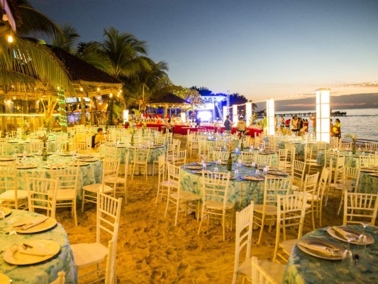 La espectacular noche en el Paradise Beach hotel