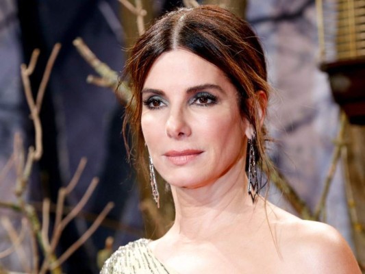 La madre de Sandra Bullock era una cantante de ópera alemana. Durante su juventud, la actriz acompañó a su mamá a sus tours por Europa, por lo que conoció a su familia y practicó mucho el alemán.