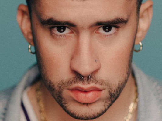 Bad Bunny es uno de los más grandes exponentes del reggaetón en la actualidad, logrando colaboraciones con distintos artistas de urbano y otros géneros. Además, ha sido el artista más escuchado globalmente en Spotify por dos años consecutivos. Por todos sus logros, aquí te contamos un poco de su carrera en estos años.
