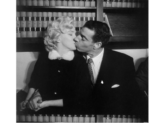 Dicen que Joe DiMaggio fue el hombre que más la amó. Desde la muerte de Marilyn, Joe enviaba un ramillete de rosas llegaba puntualmente todos los lunes, miércoles y viernes a la tumba de la actriz.