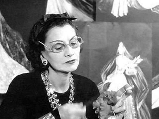 A pesar de que la diseñadora atrajo la atención de Hollywood en varias ocasiones los productores de cine le ofrecieron ofertas por diseño de vestuario, después de diseñar un par de vestidos para actrices, confesó no sentirse interesada para nada en Hollywood ya que lo consideraba de mal gusto.