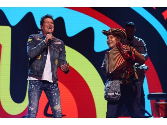 Carlos Vives, celebrando la noche especial donde fue reconocido con el premio Billboard Hall of Fame, nos llevó por el camino de la memoria interpretando un popurrí de viejos pero buenos, como La Gota Fría y Pa 'Mayté.