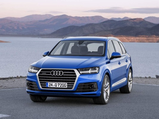 Motor 3.0 TDI, con 333 caballos de fuerza de dos y tres filas, cuenta con asistente de aparcamiento plus, luces de día independiente y luces traseras LED sistema de sonido Audi, Bluetooth, cámara de visión trasera por mencionar alguna de las características con las que cuenta el nuevo Audi Q7