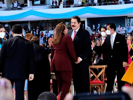 La pareja presidencial, quienes 16 años después de la investidura de Mel Zelaya invirtieron papeles al ser juramentada Xiomara Castro como la primera presidenta del Honduras