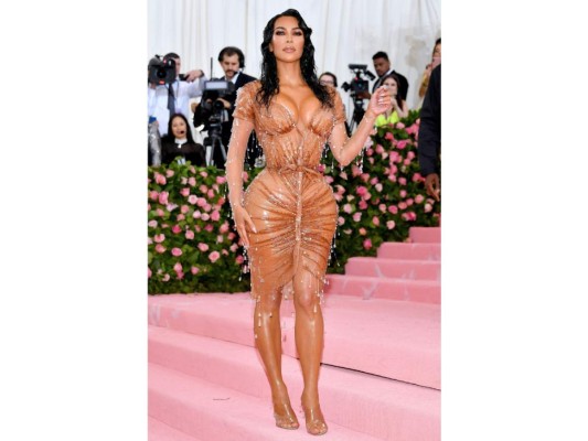 Kim Kardashian<br/>Una de las mejores cosas del Met Gala del 2019 fue el vestido que usó Kim Kardashian, que se fundía a la perfección con su tono de piel, ajustado al máximo nivel para resaltar la inconfundible figura de la socialité. La silueta diseñada por el francés fue acompañada de un conjunto de cristales que hacían un despampanante efecto mojado. ¡Una genialidad!<br/>