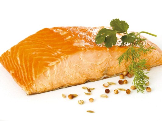 Pescado. El salmón, atún y sardina contiene grasas omega 3 que reducen la inflamación que causan los radicales libres. Ayudan a mantener la piel hidratada y con mayor elasticidad previenen las arrugas