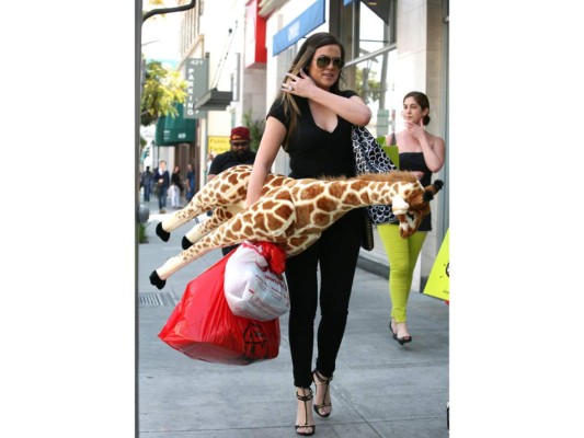 khloe kardashian es amante de las jirafas y aprovecha a comprar cada vez que mira una.