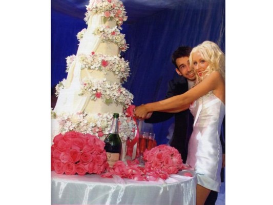 <br/>Christina Aguilera and Jordan Bratman han elegido un hermoso pastel color blanco para abastecer a todos sus invitados de boda relleno de dulce acaramelado por dentro hecho de 5 niveles<br/>