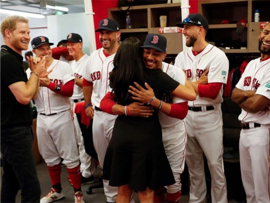 También se sabe que previo antes del partido Meghan se encontró por casualidad a un pariente muy lejano según medios de comunicación perteneciente al equipo de los Red Sox de Boston llamado Mookie Betts quien ella no dudo darle un emotivo abrazo
