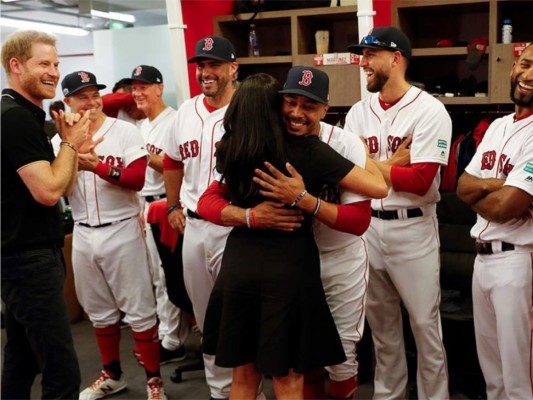 Meghan y Harry hacen aparición sorpresa en partido de baseball