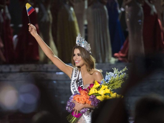 Por error, coronan Miss Universo a Miss Colombia