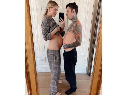 También las dulces fotografías con su pareja, el rapero italiano Fedez.