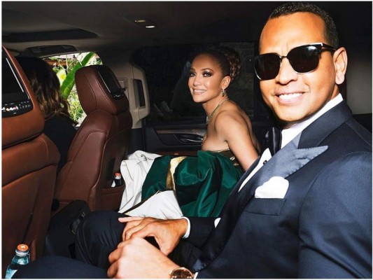 La pareja de oro se presentó muy elegantes a la alfombra de los Golden Globes el 5 de enero de 2020. JLo llegó a la alfombra roja con una gargantilla de esmeraldas y diamantes con aretes a juego, así como un maquillaje con tonos metálicos y un recogido inspirado en el encanto de la época dorada de Hollywood.