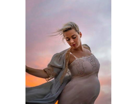 Katy Perry<br/><br/>Katy anunció su embarazo en marzo, la cantante estadounidense de 35 años también lo mostró en su video clip de la canción “Never worn White”, compartiendo con el mundo lo feliz que estaba de convertirse en mamá junto a su prometido, el actor Orlando Bloom. Daisy Dove Bloom nació en agosto.<br/>