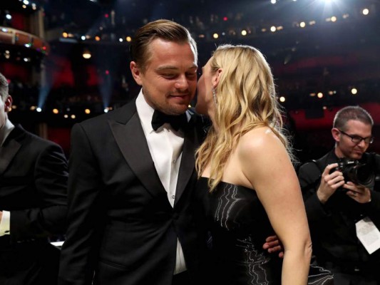 La actriz estaba al borde de las lágrimas tras escuchar que Leonardo Dicaprio era el ganador del Oscar por Mejor Actor. No perdió el tiempo y subió a un costado del escenario para ser una de las primeras en felicitarlo.