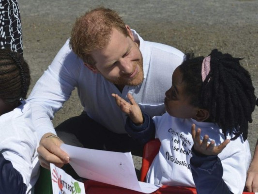 El príncipe Harry abordó el rumor de un riña con William<br/> “Inevitablemente, suceden cosas , pero somos hermanos. Ciertamente, estamos en diferentes caminos en este momento. Siempre estaré para él y sé que él siempre estará allí para mí. No nos vemos tanto como solíamos porque estamos muy ocupados, pero lo amo mucho”.